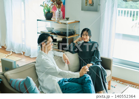 笑顔で会話する日本人の若い夫婦 140552364