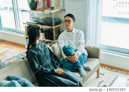 笑顔で会話する日本人の若い夫婦 140552365