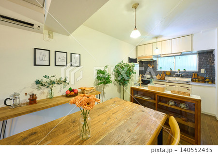部屋に置かれた木製のダイニングテーブル 部屋に置かれた木製のダイニングテーブル 140552435