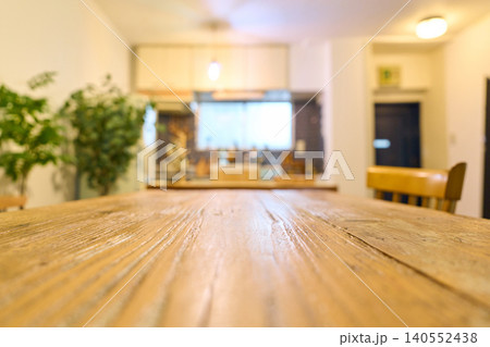 部屋に置かれた木製のダイニングテーブル 部屋に置かれた木製のダイニングテーブル 140552438