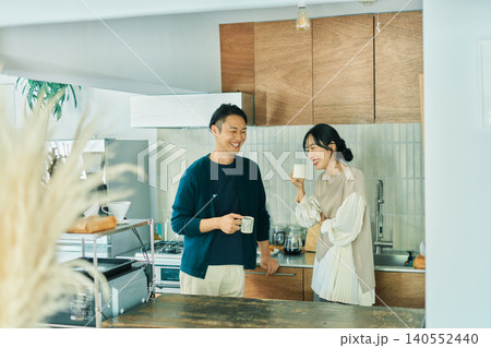 キッチンで会話する夫婦 キッチンで会話する夫婦 140552440
