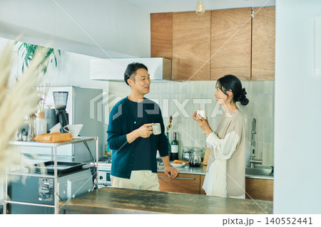 キッチンで会話する夫婦 キッチンで会話する夫婦 140552441