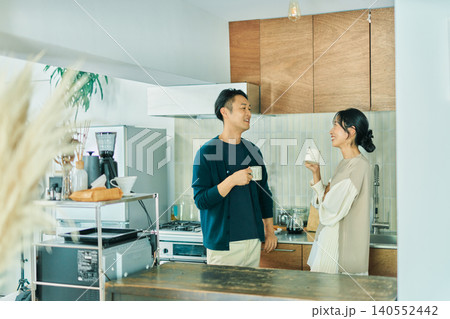 キッチンで会話する夫婦 キッチンで会話する夫婦 140552442