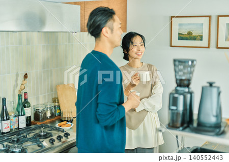 キッチンで会話する夫婦 140552443