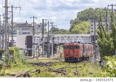 津山駅を発車する列車 140552473
