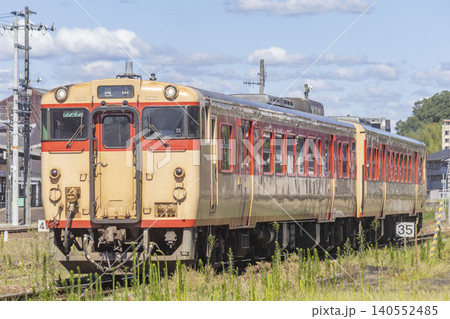 津山駅を発車する列車 140552485