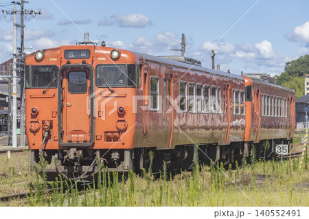 津山駅を発車する列車 140552491