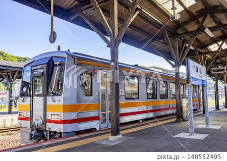 津山駅に停車中の姫新線のキハ120 津山駅に停車中の姫新線のキハ120 140552495