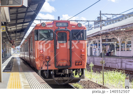 岡山駅に停車中の津山線のキハ40 岡山駅に停車中の津山線のキハ40 140552507
