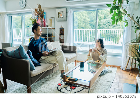 会話する夫婦 140552678
