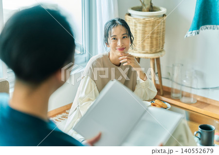 楽しそうに話す夫婦 楽しそうに話す夫婦 140552679