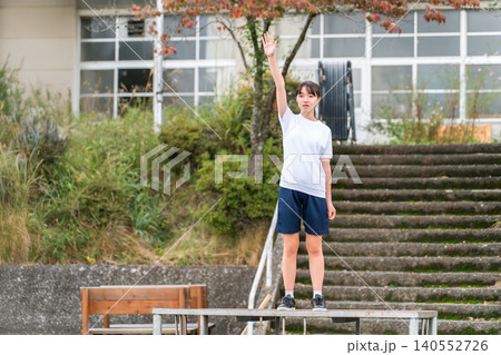体育祭で選手宣誓する体操着姿の女子生徒 体育祭で選手宣誓する体操着姿の女子生徒 140552726
