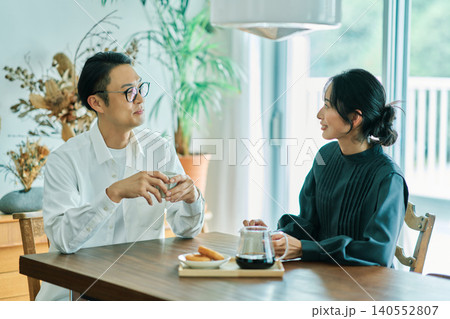 笑顔の夫婦 140552807