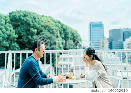 ベランダでコーヒーを楽しむ夫婦 ベランダでコーヒーを楽しむ夫婦 140552910