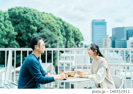 ベランダでコーヒーを楽しむ夫婦 140552911