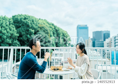 ベランダでコーヒーを楽しむ夫婦 ベランダでコーヒーを楽しむ夫婦 140552913