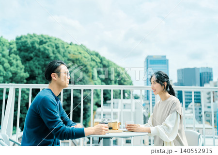 ベランダでコーヒーを楽しむ夫婦 ベランダでコーヒーを楽しむ夫婦 140552915