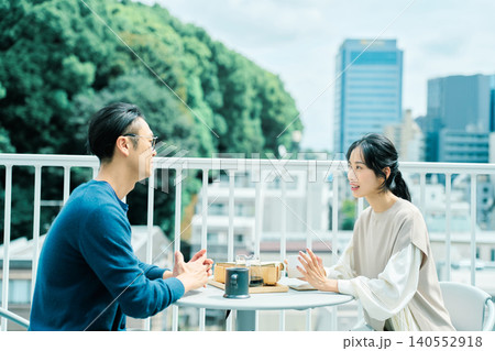 ベランダでコーヒーを楽しむ夫婦 140552918