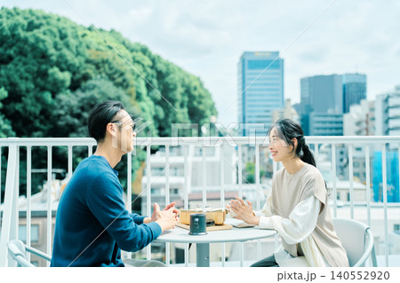 ベランダでコーヒーを楽しむ夫婦 140552920