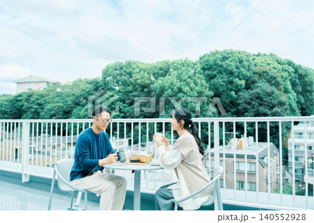 ベランダでコーヒーを楽しむ夫婦 140552928