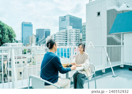 ベランダでコーヒーを楽しむ夫婦 140552932