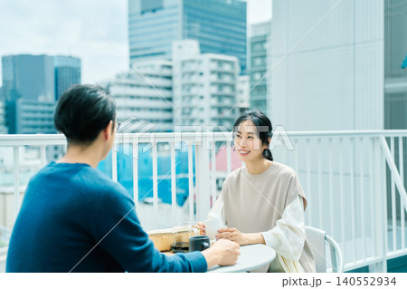 ベランダでコーヒーを楽しむ夫婦 140552934