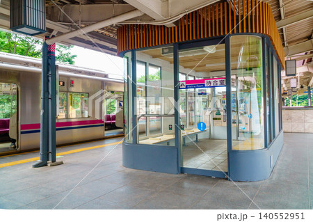 京王線高尾山口駅 プラットホームの待合室 京王線高尾山口駅 プラットホームの待合室 140552951