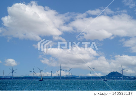 青空と風力発電風車のある風景 青空と風力発電風車のある風景 140553137
