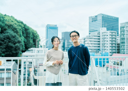 ベランダで笑顔の夫婦 140553502