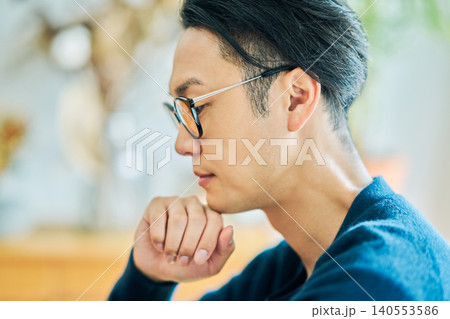 リモートワークをする日本人の男性 リモートワークをする日本人の男性 140553586
