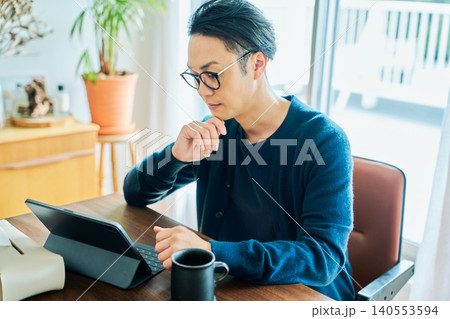 リモートワークをする日本人の男性 リモートワークをする日本人の男性 140553594