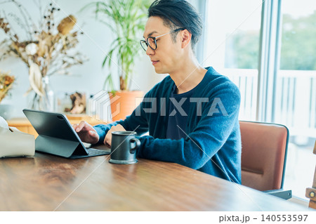 リモートワークをする日本人の男性 リモートワークをする日本人の男性 140553597