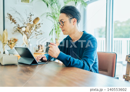 リモートワークをする日本人の男性 140553602