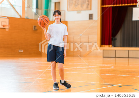 体育館でバスケットボールを持つ体操着姿の女子中学生・女子高生 140553619