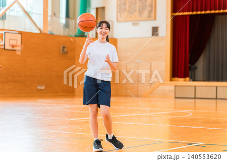 体育館でバスケットボールを持つ体操着姿の女子中学生・女子高生 体育館でバスケットボールを持つ体操着姿の女子中学生・女子高生 140553620