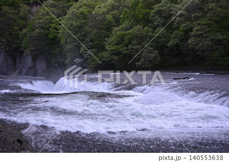 増水した吹き割れの滝 増水した吹き割れの滝 140553638