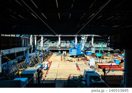 工事中のJR渋谷駅西口 建設中の歩行者回廊の下から 2026.06 a-2 高彩度コントラスト 工事中のJR渋谷駅西口 建設中の歩行者回廊の下から 2026.06 a-2 高彩度コントラスト 140553695