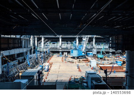 工事中のJR渋谷駅西口 建設中の歩行者回廊の下から 2026.06　a-4 クールカラー 140553698