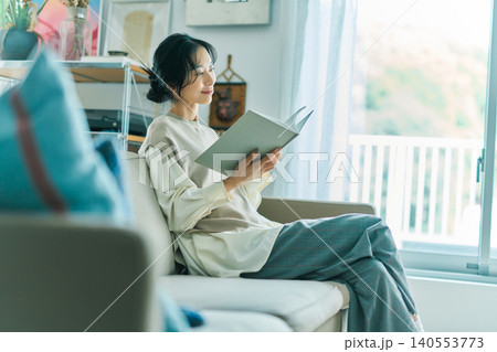 リビングでくつろぐ女性 リビングでくつろぐ女性 140553773