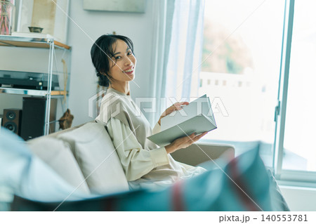 リビングでくつろぐ女性 リビングでくつろぐ女性 140553781