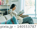 リビングでくつろぐ女性 140553787