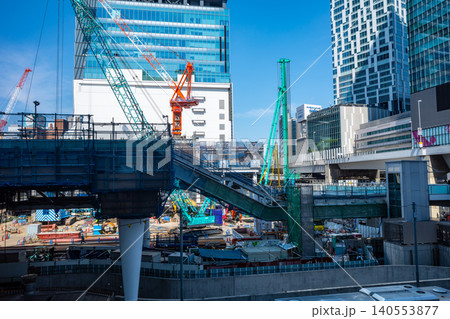 工事中のJR渋谷駅西口 建設中の歩行者回廊とクレーン 2026.06　a-1 140553877