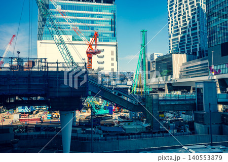 工事中のJR渋谷駅西口 建設中の歩行者回廊とクレーン 2026.06 a-3 暖色寒色強調 工事中のJR渋谷駅西口 建設中の歩行者回廊とクレーン 2026.06 a-3 暖色寒色強調 140553879