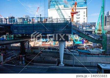 工事中のJR渋谷駅西口 建設中の歩行者回廊とクレーン 2026.06　b-1 140553883