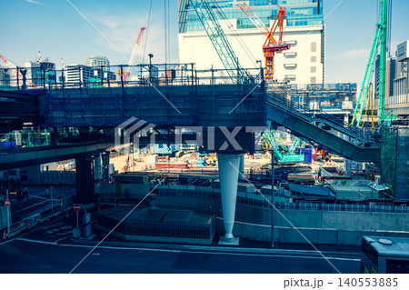 工事中のJR渋谷駅西口 建設中の歩行者回廊とクレーン 2026.06　b-3 暖色寒色強調 140553885