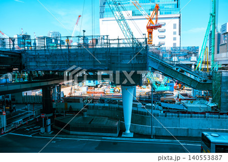 工事中のJR渋谷駅西口 建設中の歩行者回廊とクレーン 2026.06　b-5 ライトトーン 140553887