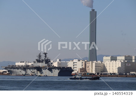 大阪港に停泊するアメリカ級強襲揚陸艦と工場 大阪港に停泊するアメリカ級強襲揚陸艦と工場 140554319