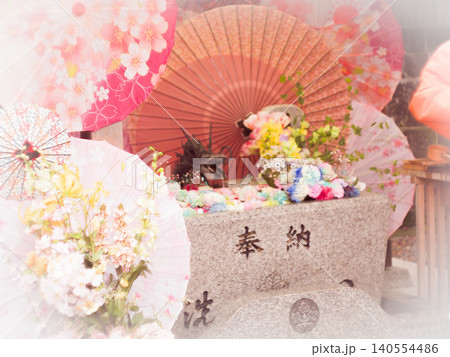 華やかな花手水と和傘が彩る日本の伝統文化 華やかな花手水と和傘が彩る日本の伝統文化 140554486