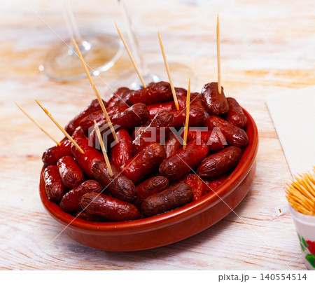 Grilled mini sausages chistorra 140554514