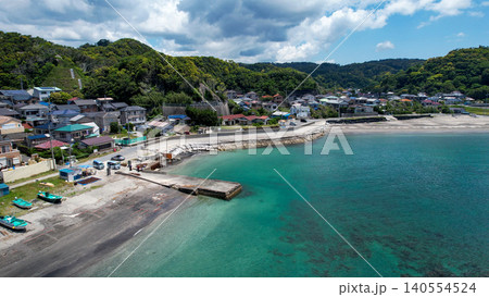 エメラルドグリーンの海と小さな漁港 空撮 エメラルドグリーンの海と小さな漁港 空撮 140554524
